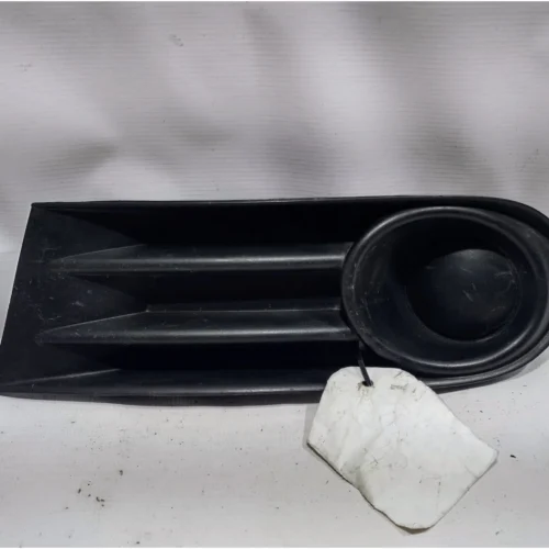 REJILLA DE BUMPER RH PARA VOLKSWAGEN
(2012-2016) 5U0853665A 